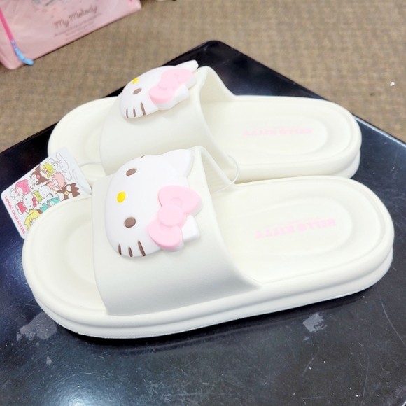 Brand New Sanrio Hello Kitty Big Charm Slippers US 7.5 - Picture 2 of 9